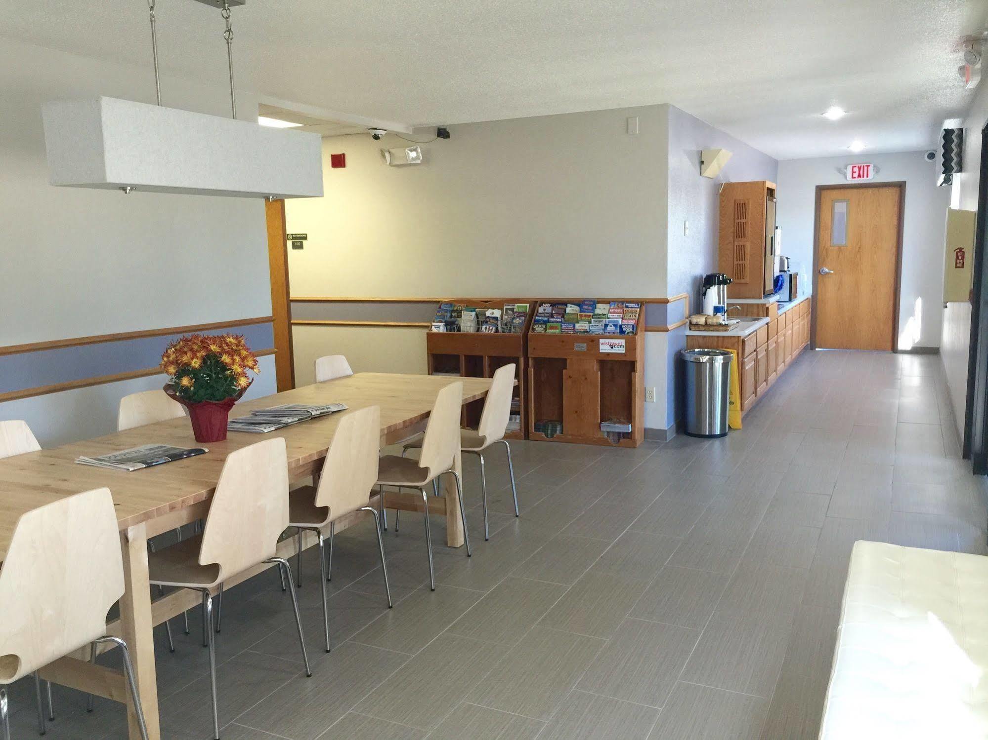 Cobblestone Inn & Suites - Platteville Экстерьер фото
